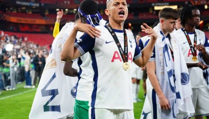 贝尔杀人诛心!热刺夺冠后嘲讽曼联:以后叫“曼联式掉链子”!