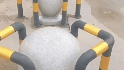 给校门口石墩装护栏被指“多此一举” 校方回应:为学生安全考虑