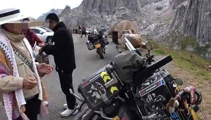 大妈私坐价值20万摩托拍照却将车弄翻,赔1000元后拉黑车主,4S店:修好约需2万元