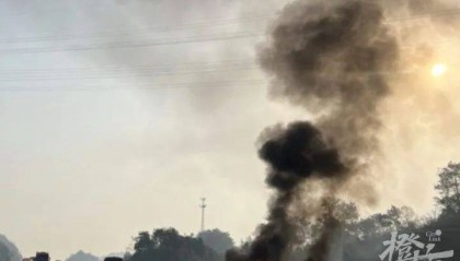 清明高速惊险一幕!女司机被困头发烧焦,杭州男子用手肘猛砸车窗……