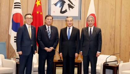 王毅当着石破茂的面谈抗战，苦口婆心谈历史与未来的关系