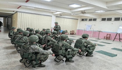 脱下军服,400多名美军登陆台岛!不管谁来都挡不住解放军利剑