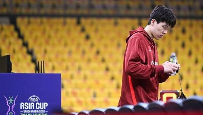 杨瀚森完成赴美第一练 训练师纠正其投篮手型