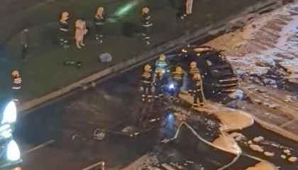 成都街头一新能源汽车凌晨起火，多名路人踹门砸窗参与救人，消防切割车身救人，当地回应