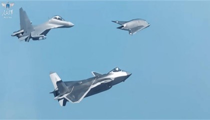 机库一开，解放军新家伙亮相！与歼20一飞冲天，重点是美国没有