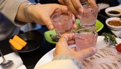男子参加婚礼饮酒回家后死亡，家属起诉新郎父亲及亲属、同饮者索赔51万！一审判了