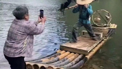 漓江阿姨5元拍出大片感，网友：情绪价值拉满，游客点赞！官方回应：村民开展便民服务，自愿合法不予干涉