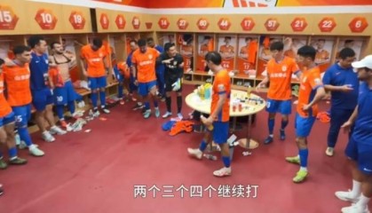 王大雷半场休息时喊话队友：两个、三个、四个继续打！