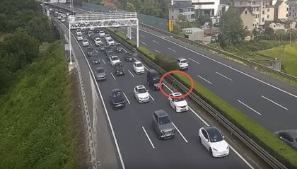 小男孩独自在高速上奔跑,过往车辆纷避让,家长下车方便时娃丢了