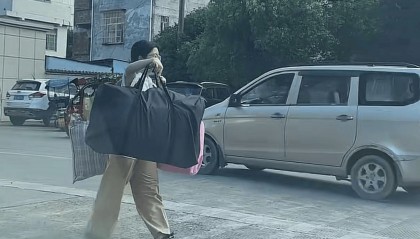 广西一女生高考结束后独自挑行李回家感动全网,学校:她很朴实,老师们评价都很高