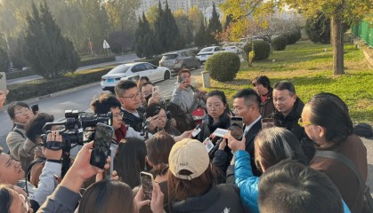 山西长治“狗咬人被摔死，狗主人上门理论被反杀”案今日开庭，被告人家属：对方先动手，父亲系正当防卫，律师将做无罪辩护