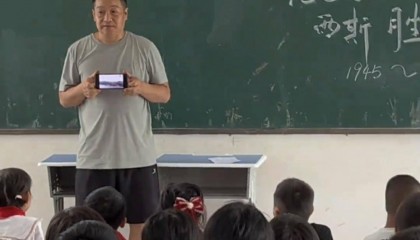 准备好的电视机突然断网，小学老师举着手机让学生看阅兵直播，校长：不能让孩子们留遗憾