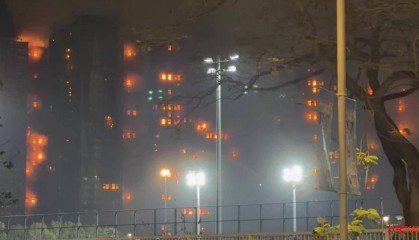 红星新闻实探香港宏福苑大火现场：警员称第一次遇到这么大火，餐厅老板自发为救援人员送餐