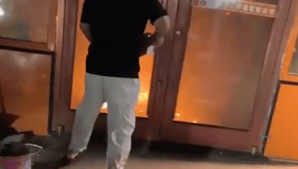 山东菏泽一男子去买奶茶顺道破门灭了个火:举手之劳,店主事后已道谢