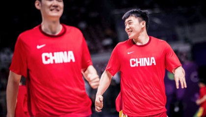 联手胡金秋入选亚洲杯最佳阵容 王俊杰流着泪领奖