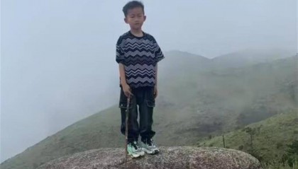 福建8岁男童爬山失踪两天,游客意外拍下他在山顶的影像,家长讲述细节