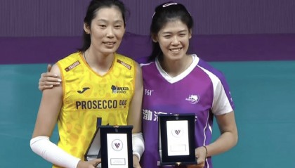 难忘一幕！中国女排主攻线世俱杯赛场隔网较量同台领奖