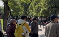 88岁清华毕业生前往缅怀室吊唁杨振宁:他是一个伟大的人,值得悼念