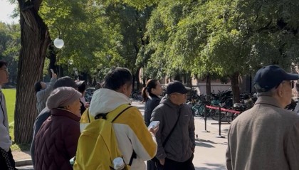 88岁清华毕业生前往缅怀室吊唁杨振宁:他是一个伟大的人,值得悼念
