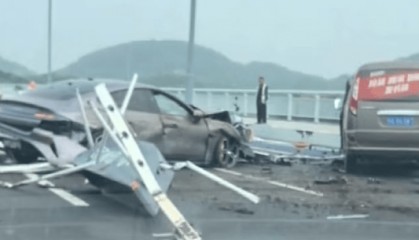 车轮飞滚十余米!武汉小米SU7断轴撞护栏,一月内两起脱落事故,官方回应仍含糊