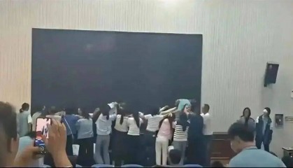 天津媒体评论:蒙眼踩过跪地父母 如此“感恩”为何让人不适?