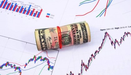 交易者的选择:自营交易与使用外汇交易信号服务的利弊