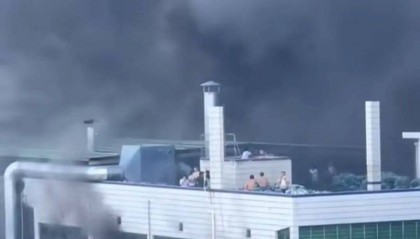 福建晋江一鞋厂着火，多人被困楼顶等待救援，当地回应：火势已得到控制，尚不清楚人员伤亡情况