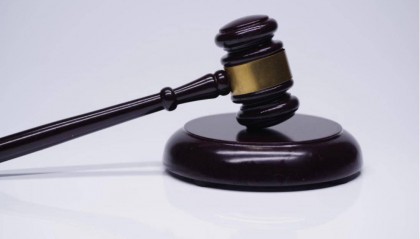 半夜狗叫！邻居养13条狗 男子不堪其扰多次反映未果，投毒致9条狗死亡被判二缓三