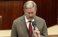 美政坛大地震！弹劾投票来了，美防长被指伊朗战争罪犯，强逼下台