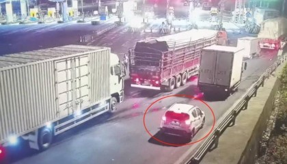 12岁男孩凌晨偷开父母车上高速,因车技太差被发现了……