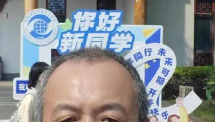 合肥60后高考大叔已到校报到，将开启校园生活，大叔：年龄虽大但无需特别照顾