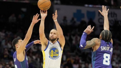 NBA｜三人砍两双不多见 勇士客场大胜黄蜂排名蹭蹭涨