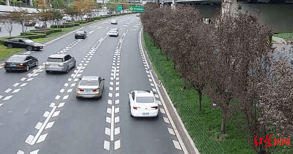 成都三环主路惊现小轿车跨过隔离带掉头，原来是司机酒驾走错路……