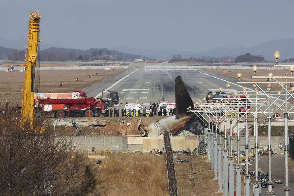 韩国失事客机残骸，突然起火