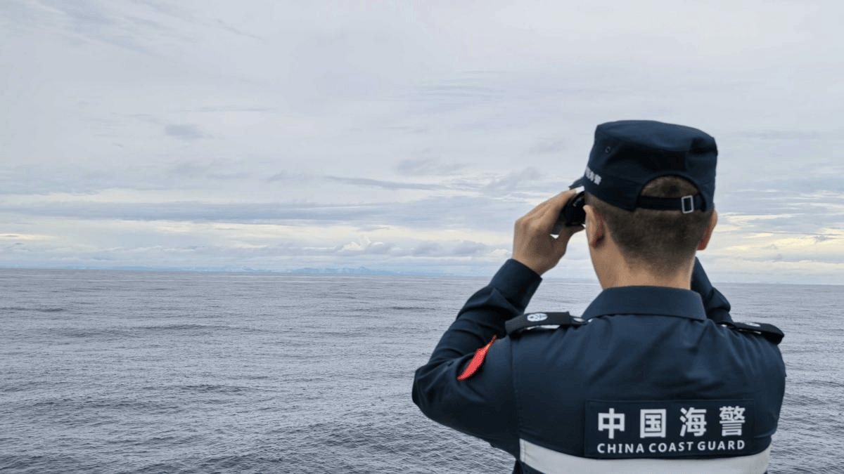 就在刚刚，南海突然一声巨响！菲不仅闯入黄岩岛，还想装惨炒作