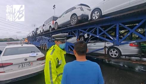 上海高速惊现52米“贪吃车”！民警惊了：你这不是火车啊！
