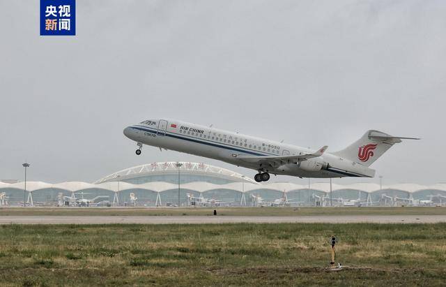 “身披”五星红旗，C909首次载旗执行国际商业航班