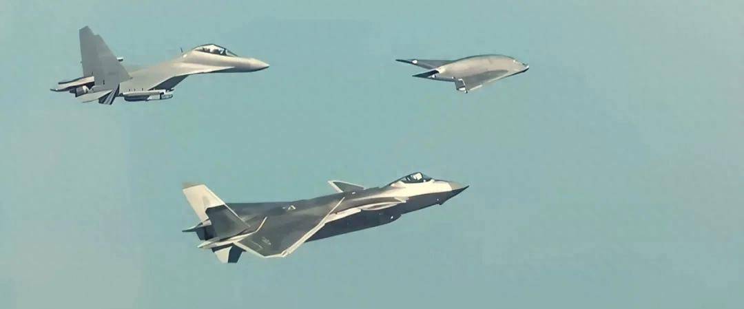 代号“玄龙”!攻击-11官宣服役,与歼-20、歼-16编队飞行
