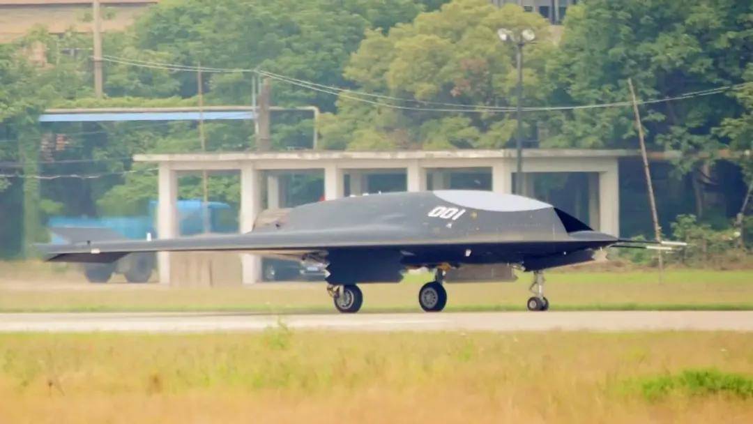 代号“玄龙”!攻击-11官宣服役,与歼-20、歼-16编队飞行