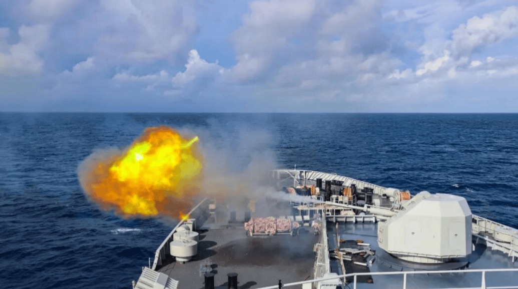 中日军方隔空对阵,日本电磁炮上场,解放军落弹区扩大,美军看清形式赶紧溜了