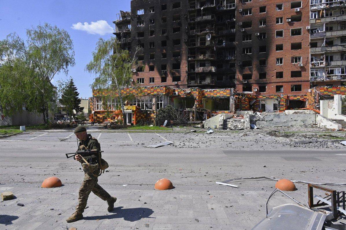 破城就是死路,泽连斯基拼命了,连炸12小时,否认红军城上督战队