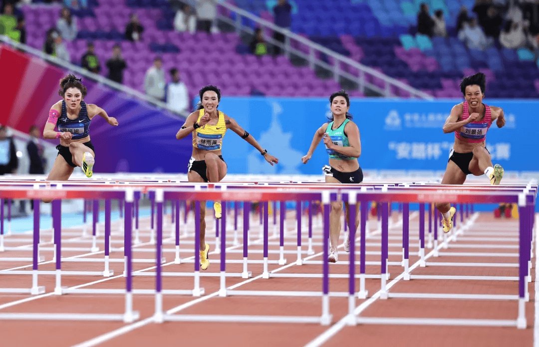 吴艳妮摘银颁奖台上仰面爆哭,三届全运会无缘金牌,回应“能否坚持下一届”;刘景扬夺冠后称不是“黑马”,妈妈激动落泪:没人看好她