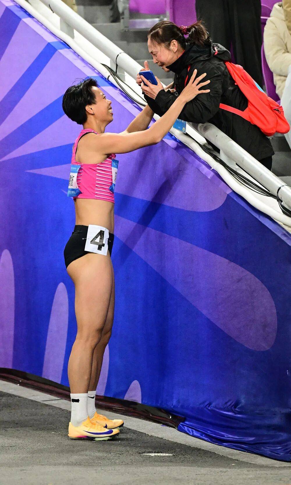 吴艳妮摘银颁奖台上仰面爆哭,三届全运会无缘金牌,回应“能否坚持下一届”;刘景扬夺冠后称不是“黑马”,妈妈激动落泪:没人看好她