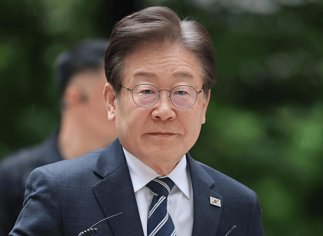 高市早苗改口,是因为拿到中方口信?李在明表态,美韩专机将抵华