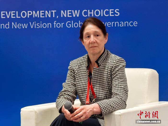希拉里:中国在太阳能和电动车等领域的优异成绩令人深刻