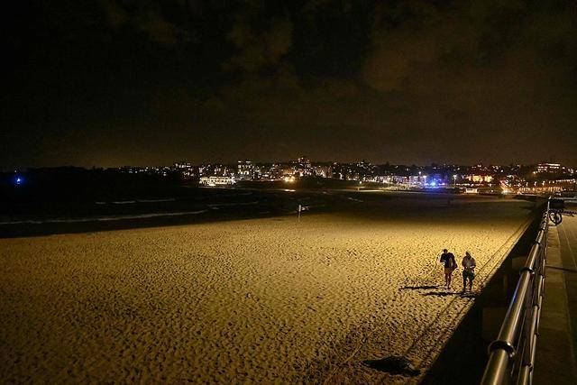 澳海滩枪击惊魂50分钟:枪手占据天桥向下扫射,英雄只身冒险夺枪反击