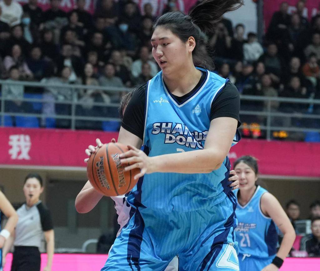 小巨人张子宇迎来WCBA首秀 替补出场15分6板助山东取胜