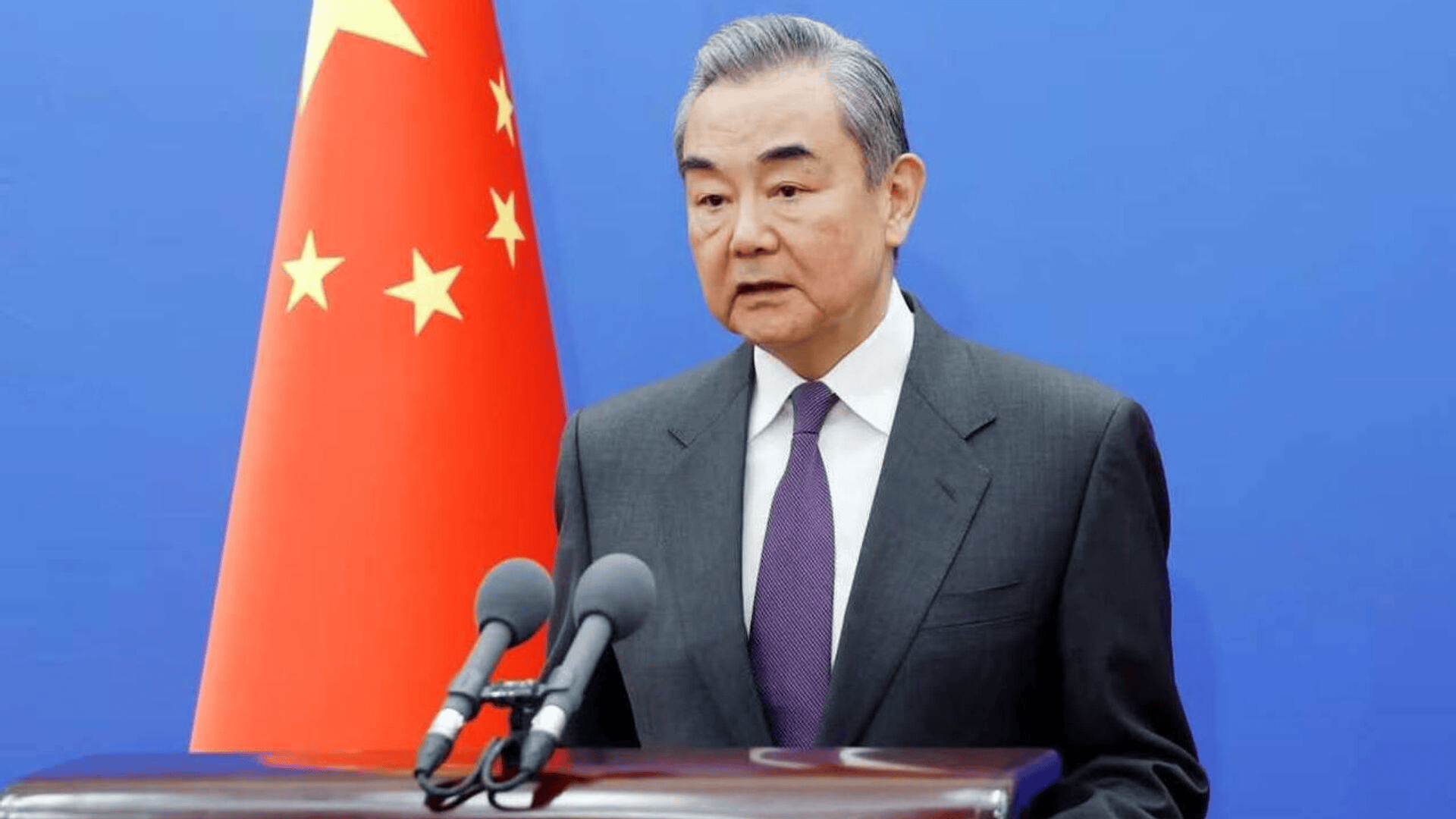 委代总统“投降，美国政府已接盘，关键时刻，王毅表态要坚定捍卫《联合国宪章》