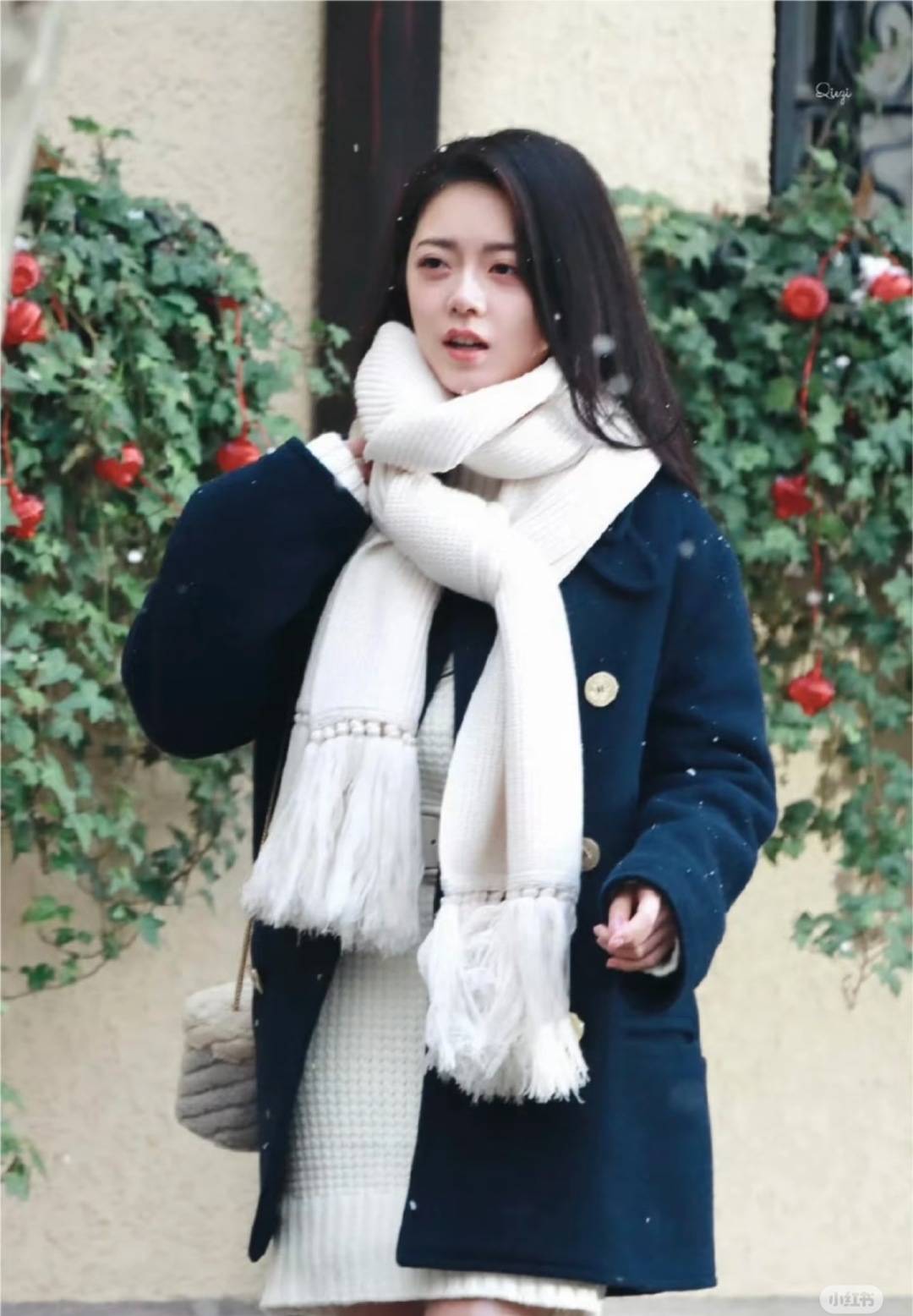 江浙沪富家女与企二代联姻如此甜，比撒糖戏码更有看头的是赵今麦的穿搭！