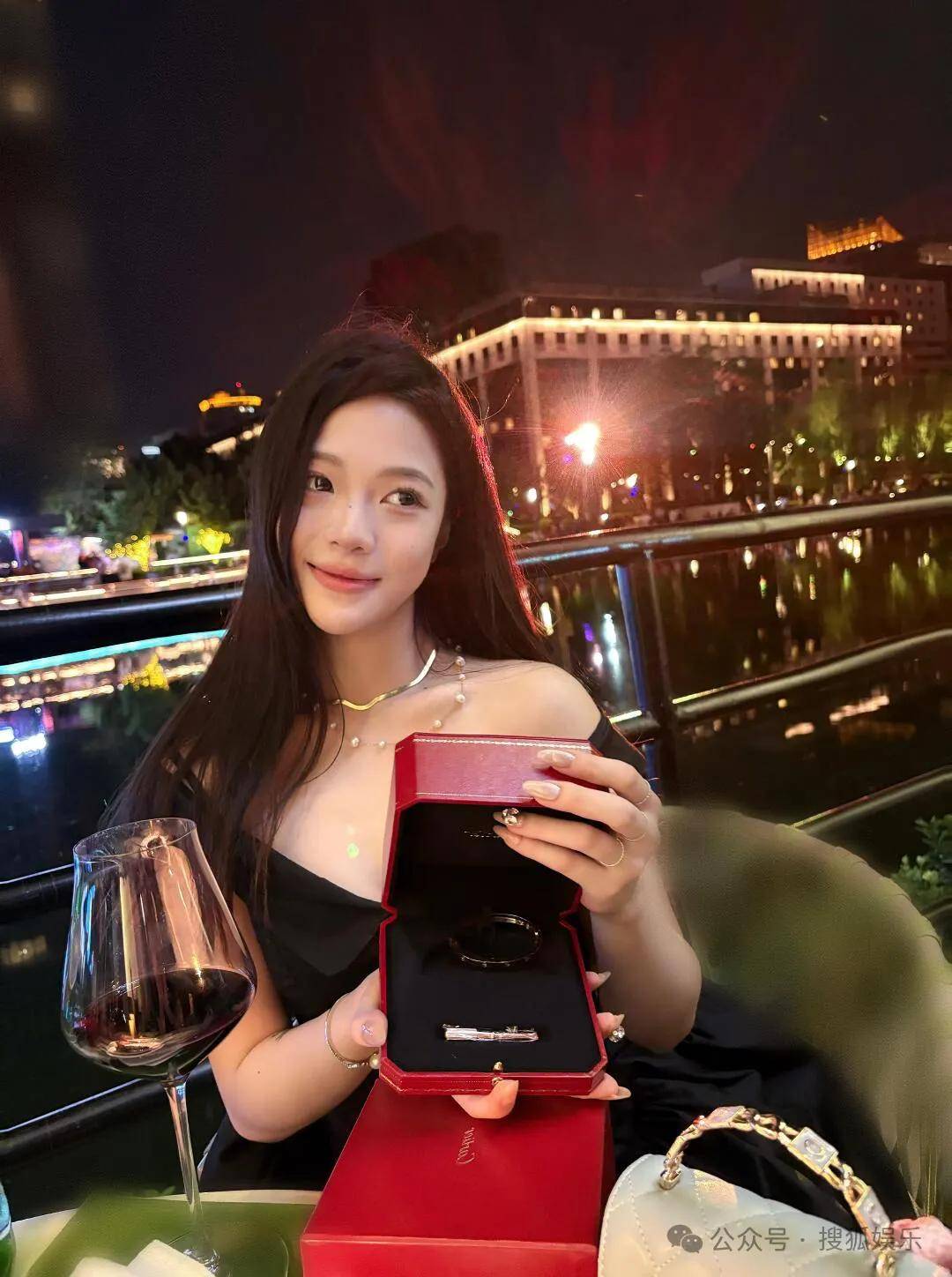 刚开年又曝一对相差15岁的恋情？他这一周两段绯闻真是连环暴击啊！